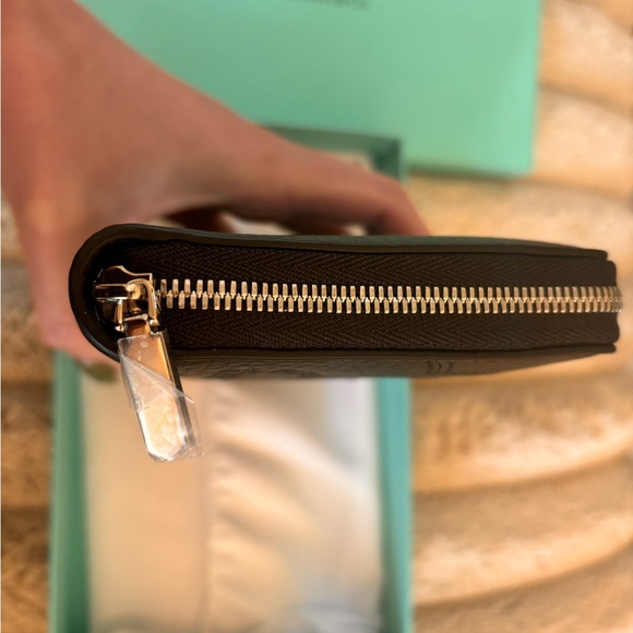 Brand New Return to Tiffany, Tiffany & Co. Zip Wallet - Picture 5 of 7
